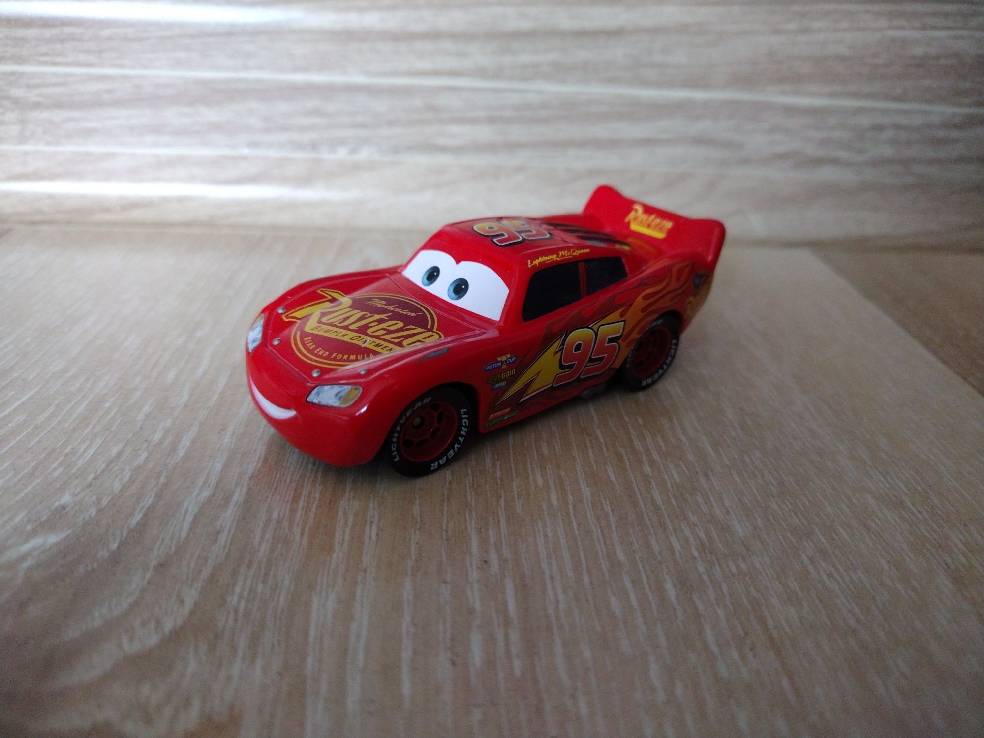 Cars Mattel wyrzutnia w kształcie opony+zygzak McQueen
