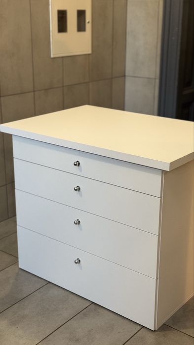 Komoda z szufladami z dwóch stron