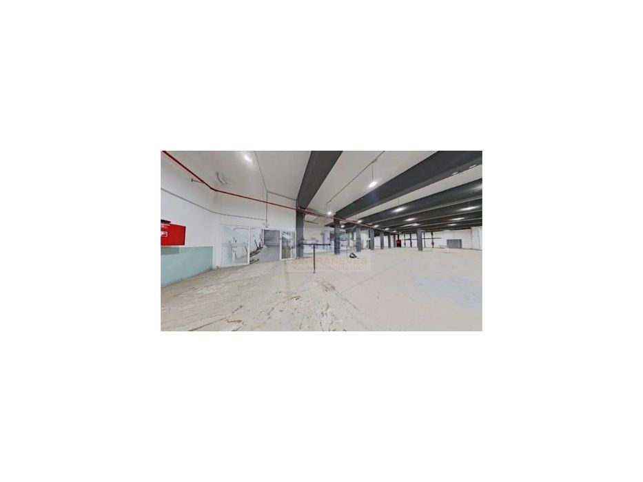 Armazém em localização estratégica Santa Iria de Azoia ao lado a N1...