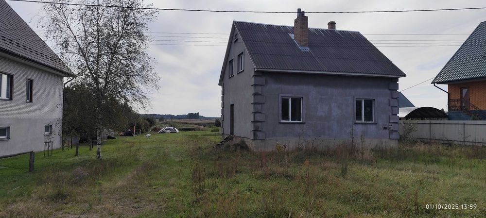 Будинок з мансардою, ставок, асфальтовий доїзд