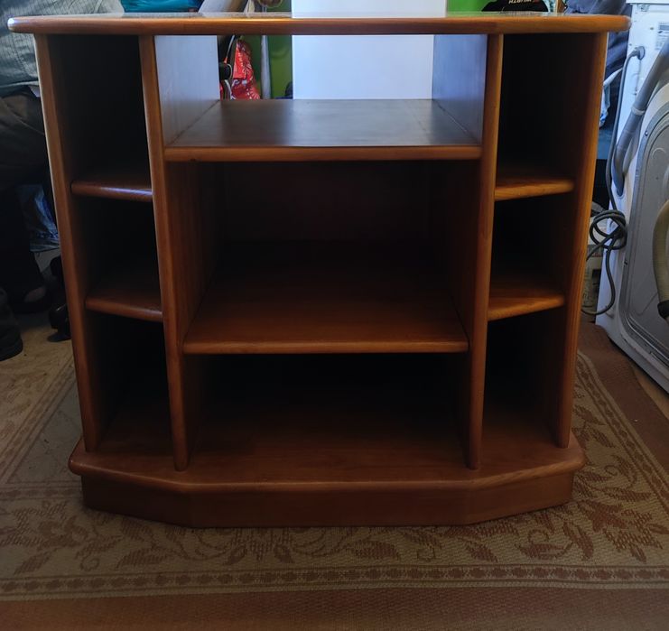 Móvel de TV em madeira de cerejeira