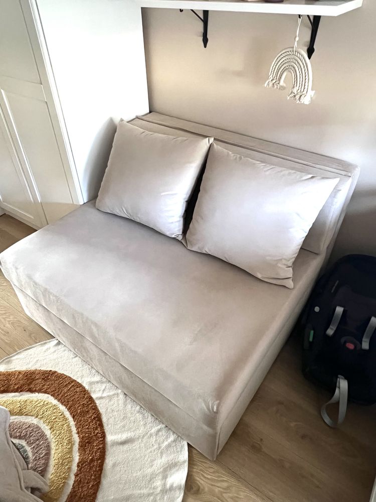 Sofa rozkładana z funkcją spania z pojemnikiem na pościel