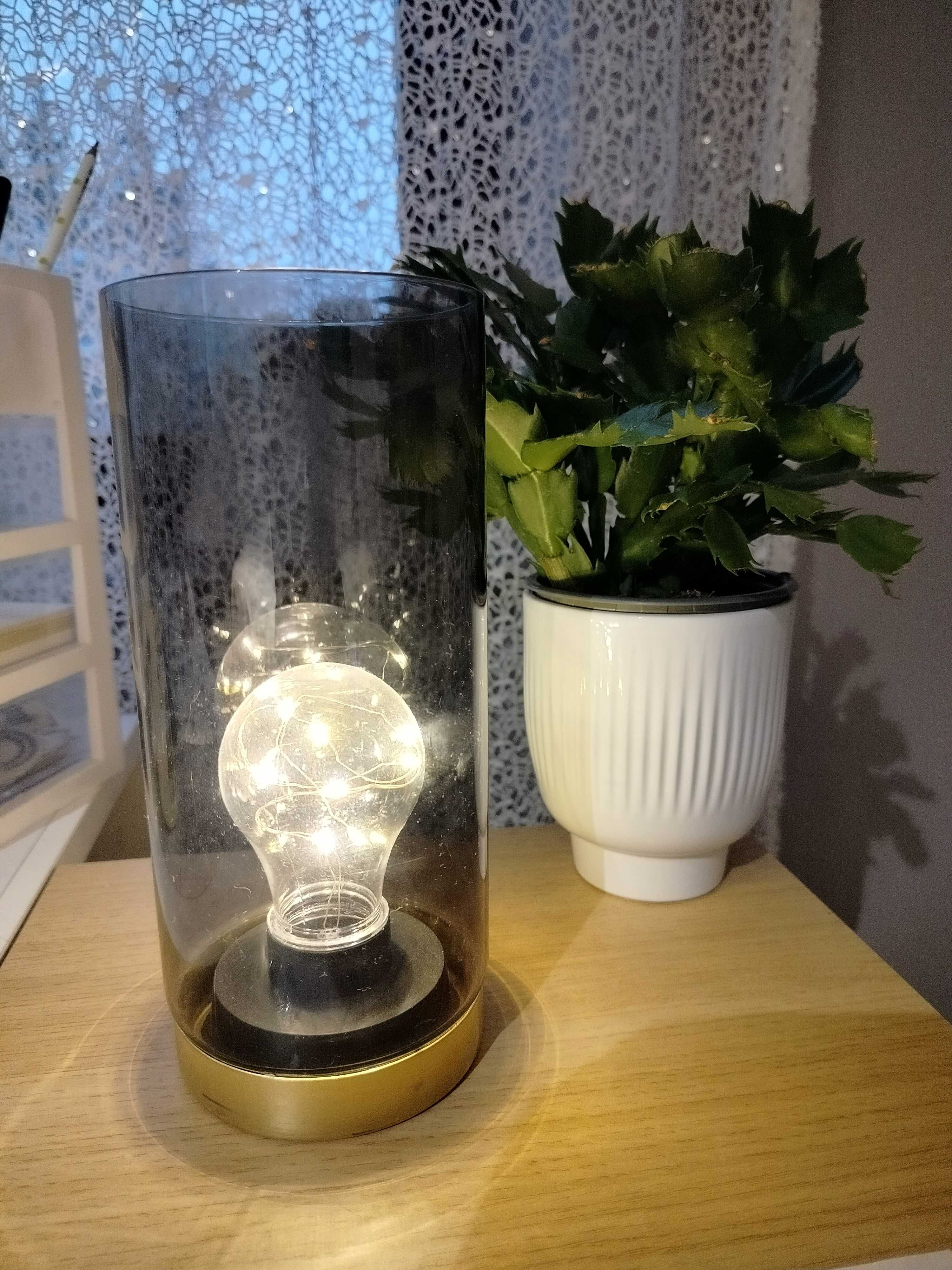 Lampka nocna na baterie.