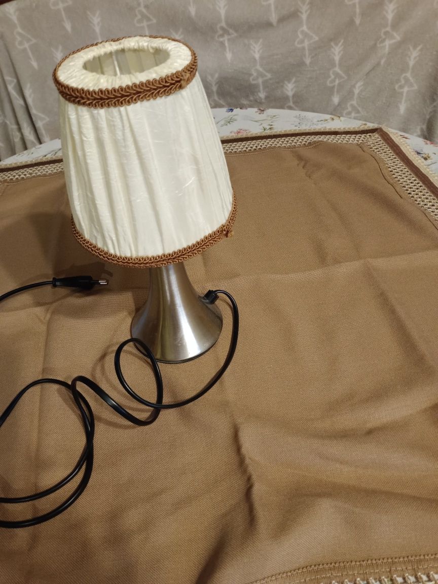 Lampka nocna  elektryczna retro. Wysokość : 29 cm.