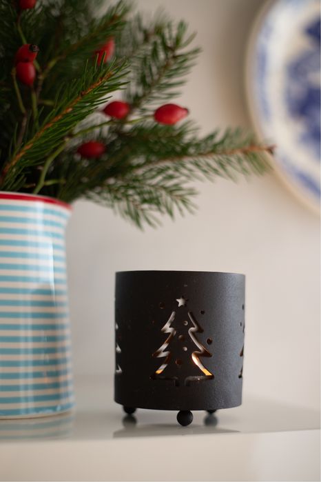 Świecznik metalowy z wzorem choinki