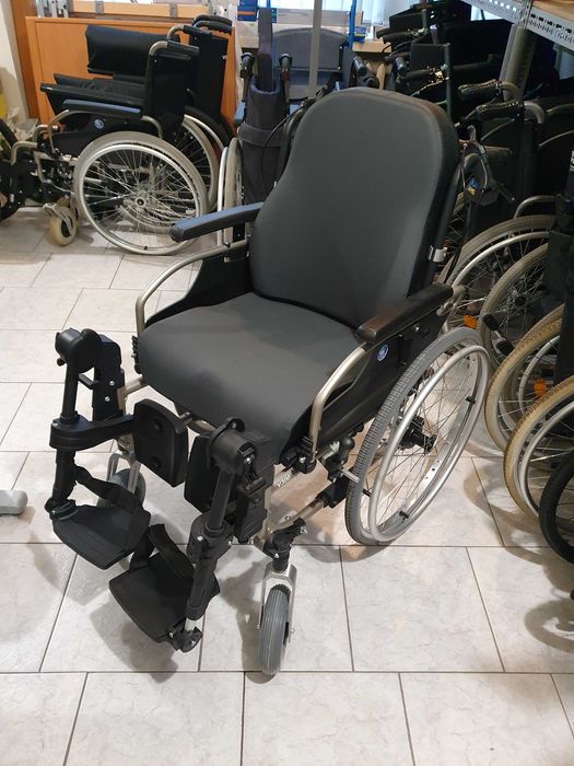 Wózek inwalidzki specjalistyczny  V300 30° Vermeiren + stolik