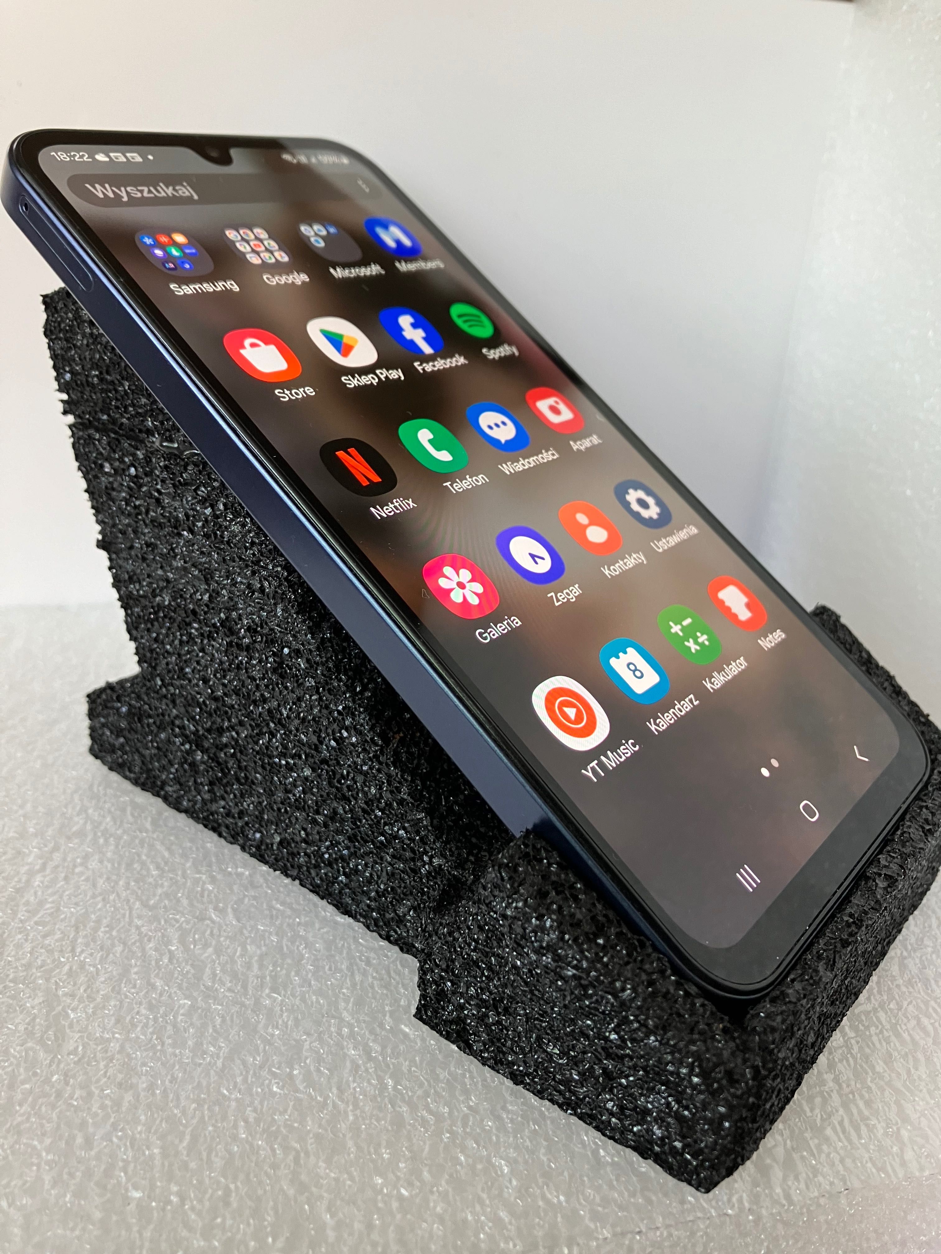 Stojak na telefon z pianki