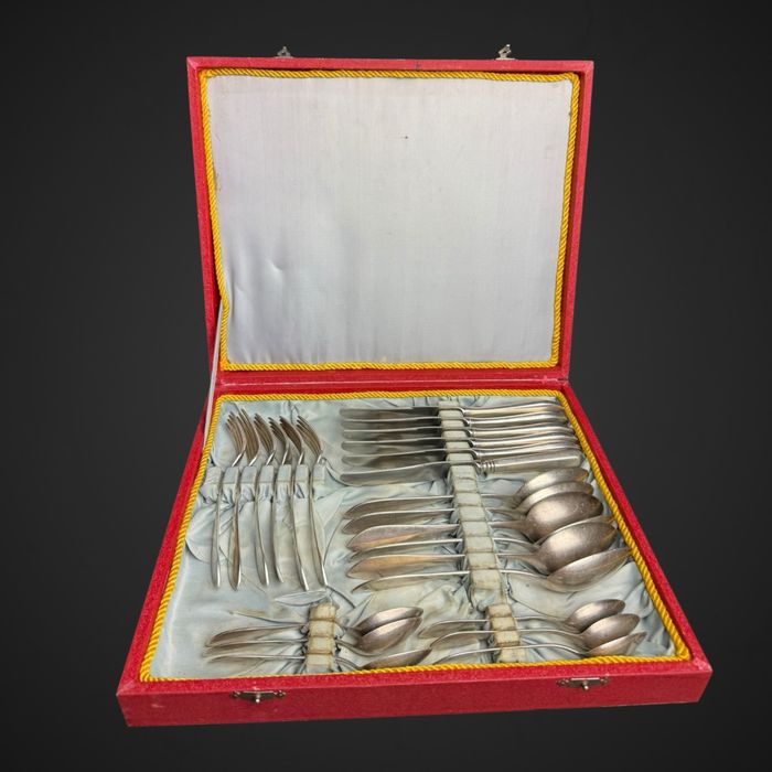 Komplet sztućcy dla 6 osób plater Fraget art deco B5/061501