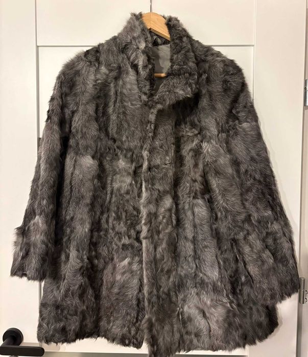 Eleganckie futerko w odcieniach szarości