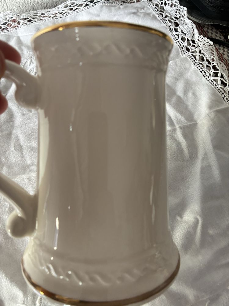 Caneca de cerveja com motivos de cavaleiros