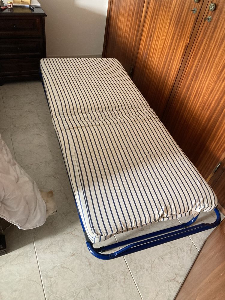 Cama dobrável pouco usada e com colchão