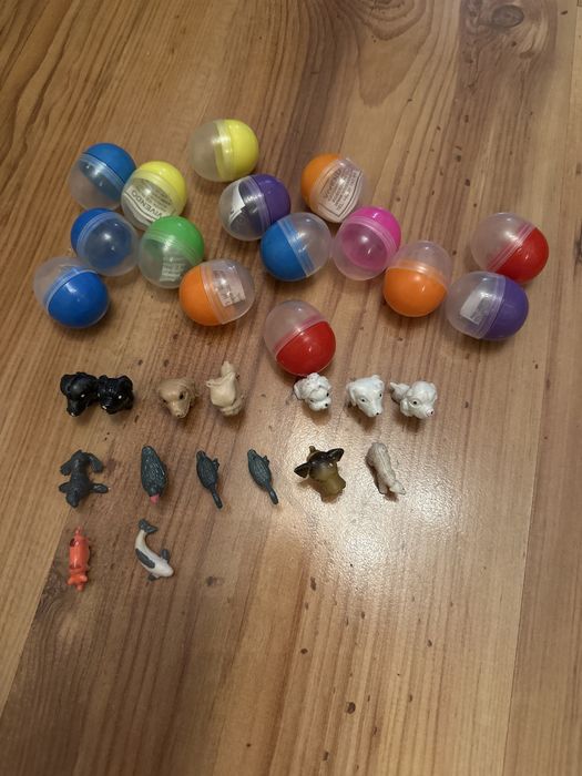 Figurki zwierzaki w kapsułach