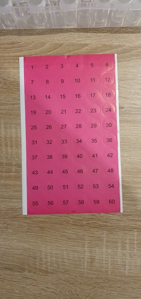 60 plastikowych pojemników