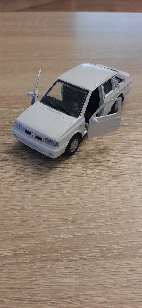 Model  Polonez Caro  1:43