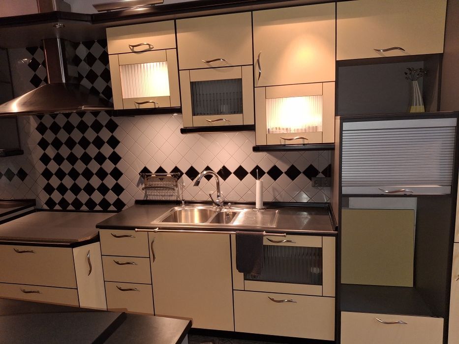 Meble kuchenne z okapem, piekarnikiem i zlewem