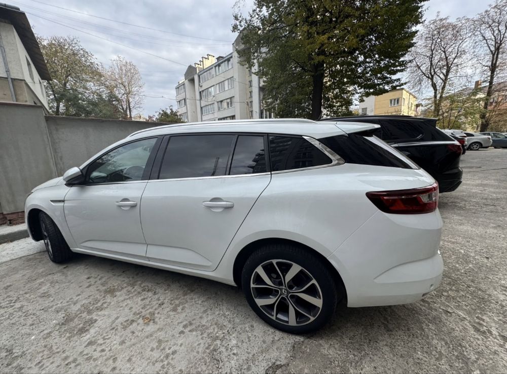 Продам RENAULT MEGANE 4 НА МАКСИМАЛЬНІЙ комплектації одна В Укрїні