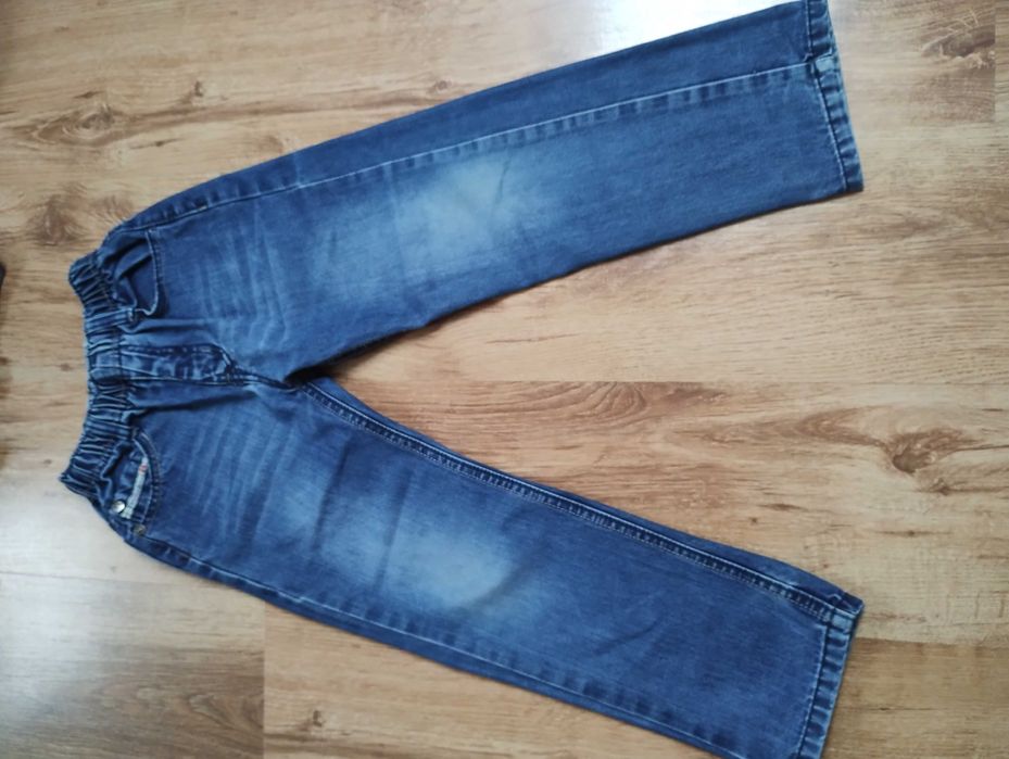 Modna mini paka .Rozmiar 128 .Kamizelka ,spodnie , bluza na suwak.