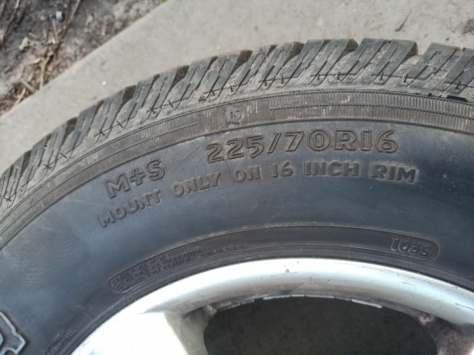 Гума на позашляховик 225/70 r16 недорого.