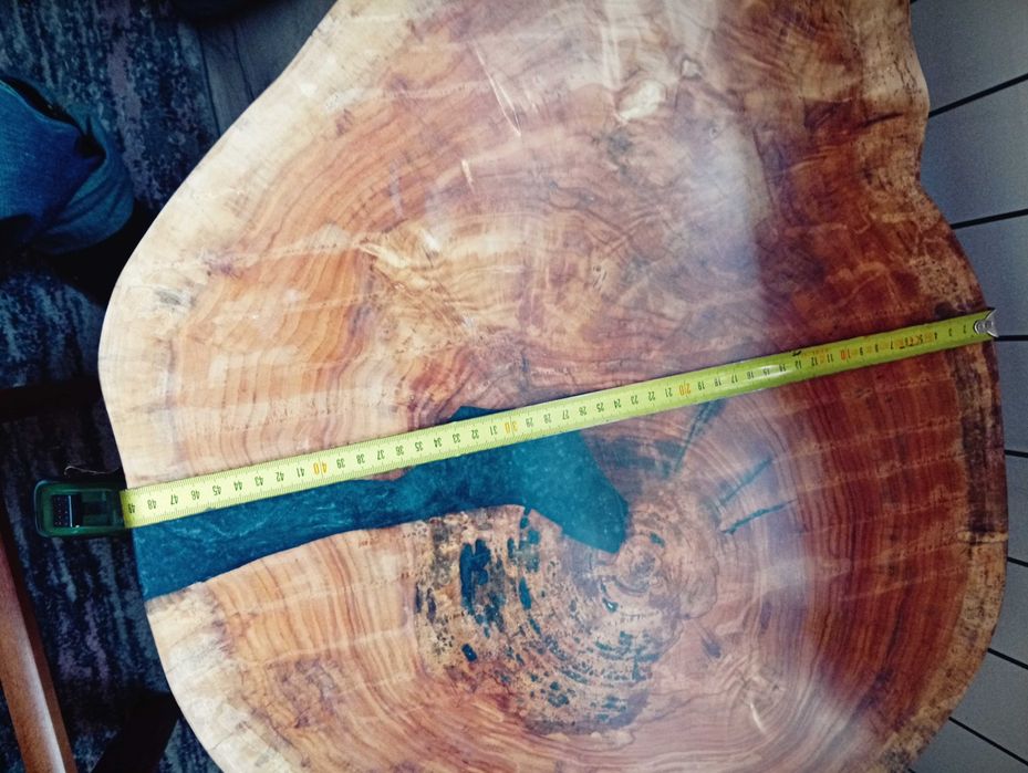 Stolik kawowy z plastra i zywicy epoksydowej