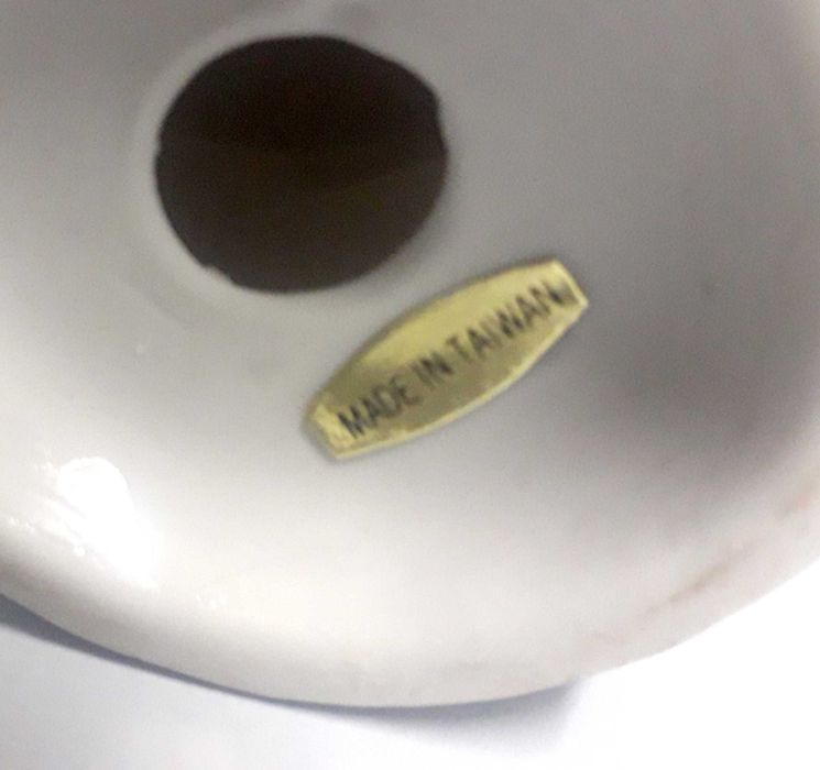 Estatueta em Porcelana Jovem Camponesa