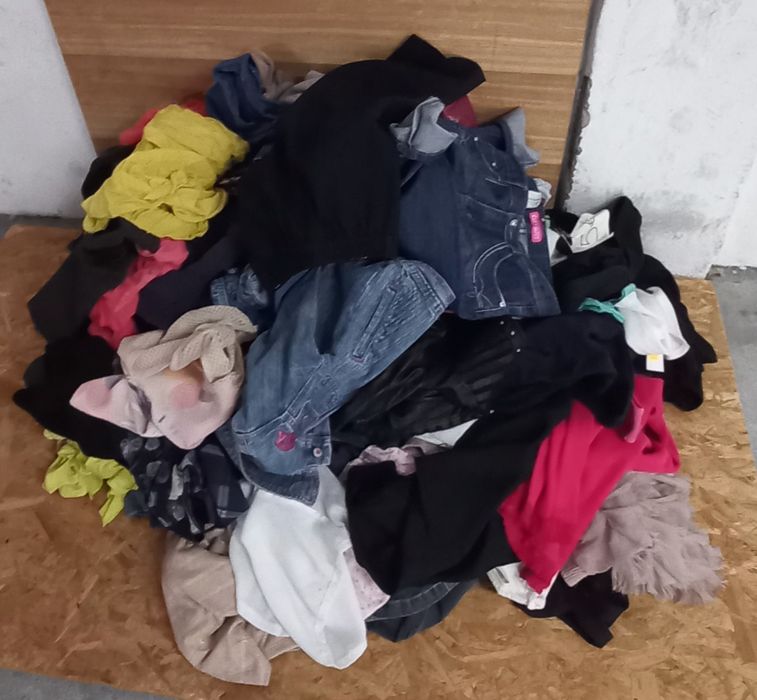 lote de 102 peças de roupa
