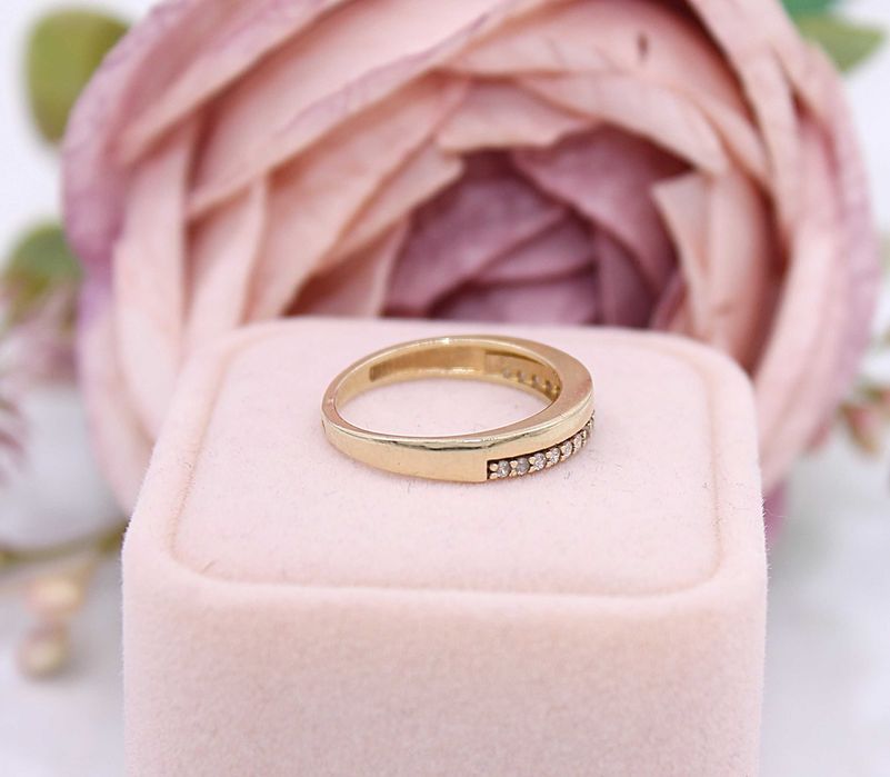 Złoty pierścionek/obrączka p.585/2,25g z cyrkoniami