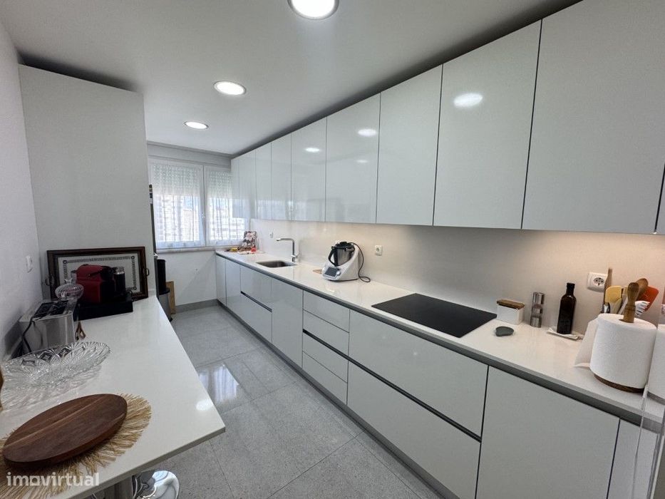 T4 Totalmente remodelado em Alfornelos - Junto ao Metro