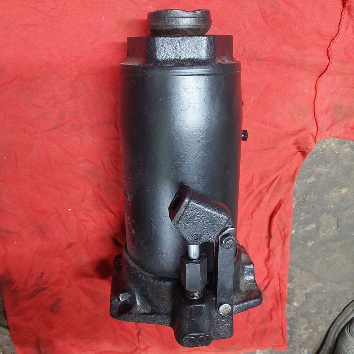 Автомобильный домкрат25тон.