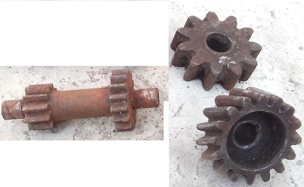 Блок шестерен мопеда и шестерни мотоцикла.