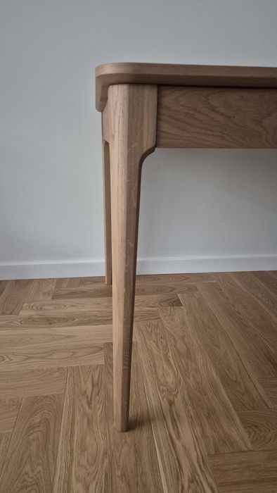 Stylowy stół do jadalni lub salonu