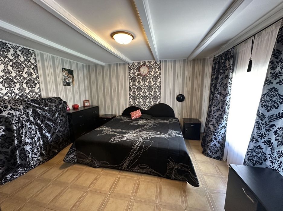 Сучасний просторий будинок для сімї