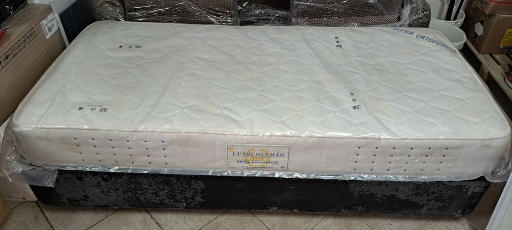 Sommier com colchão ortopédico