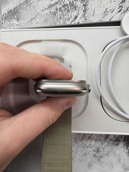 Apple Watch Ultra 49mm Titanium колір ремінця треба уточнювати