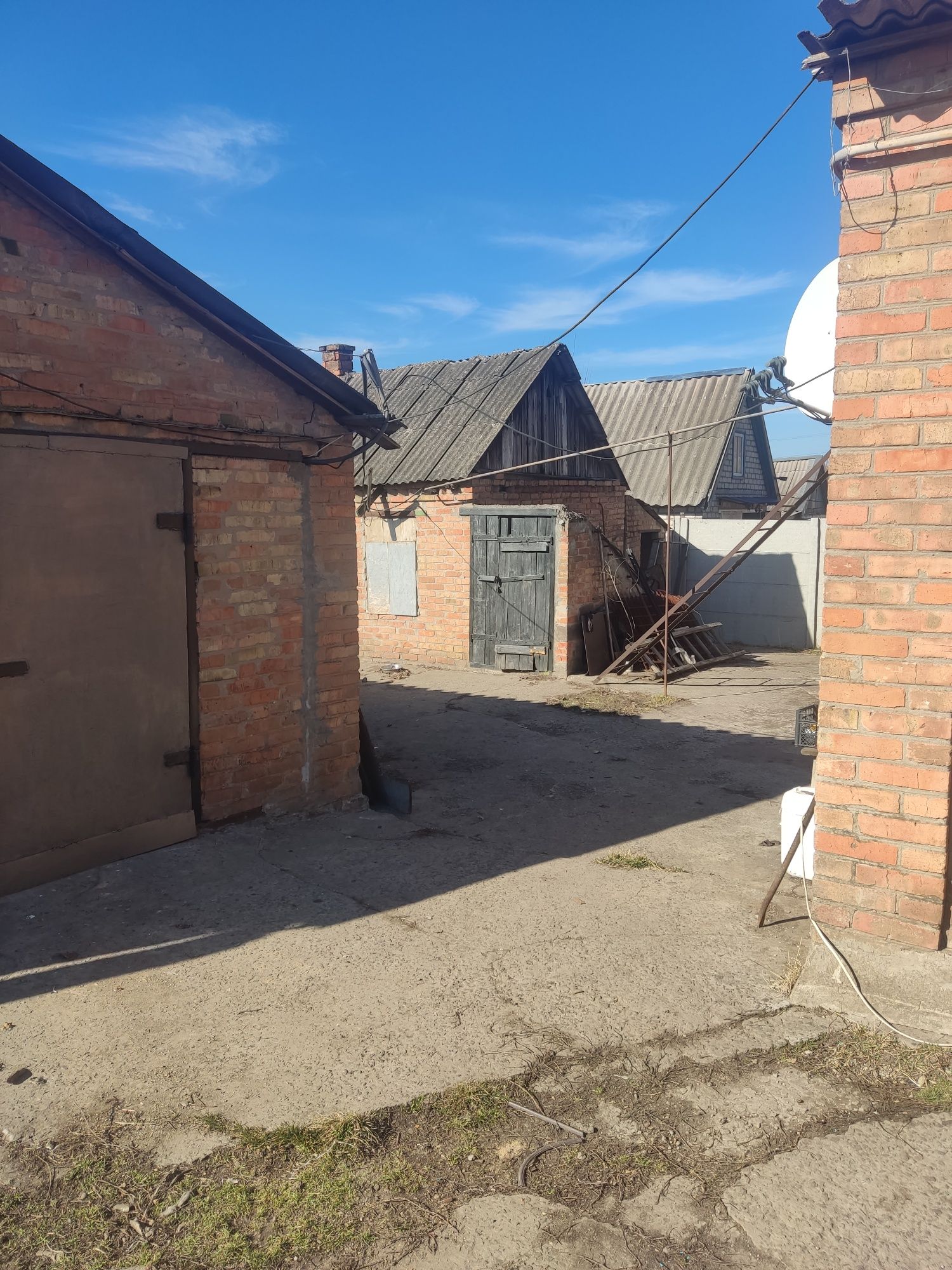 Продам дом . Участок 15 соток . Торг есть.