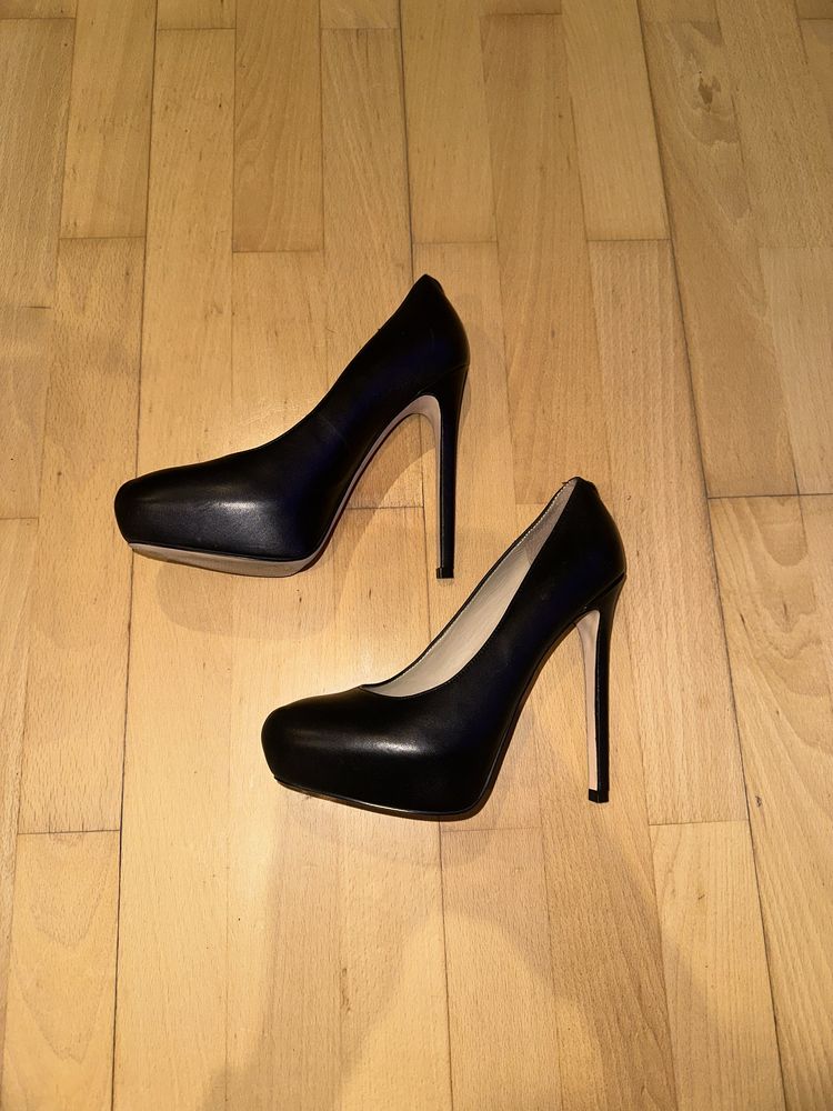 Buty na szpilce Guessa