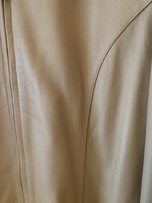 Blusao em pele bege