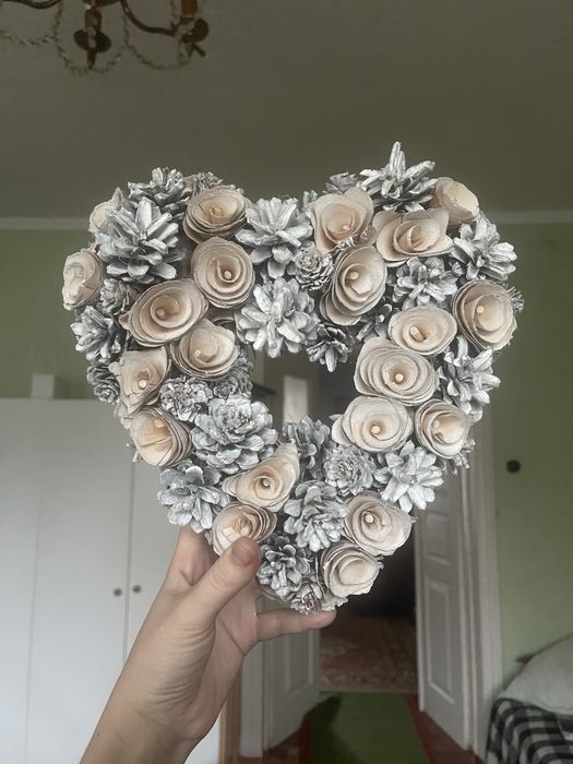 Віночок на двері декор із шишок білий