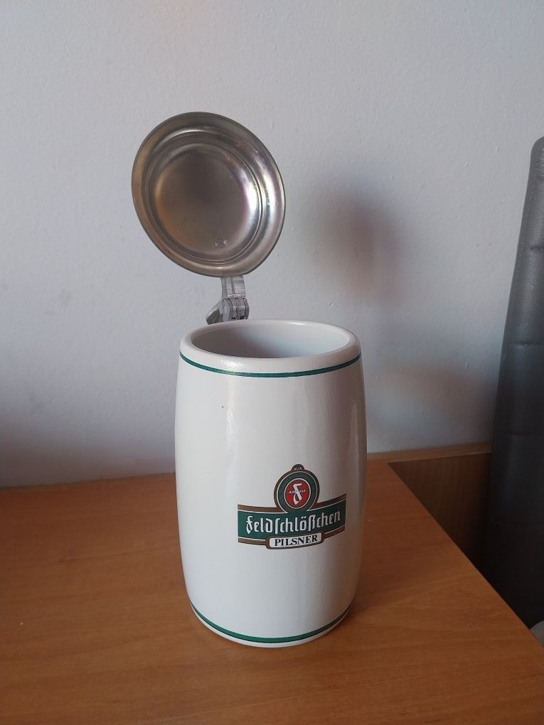Ceramiczny kufel z cynowa klapką "Feldschlosschen", sygnowany.