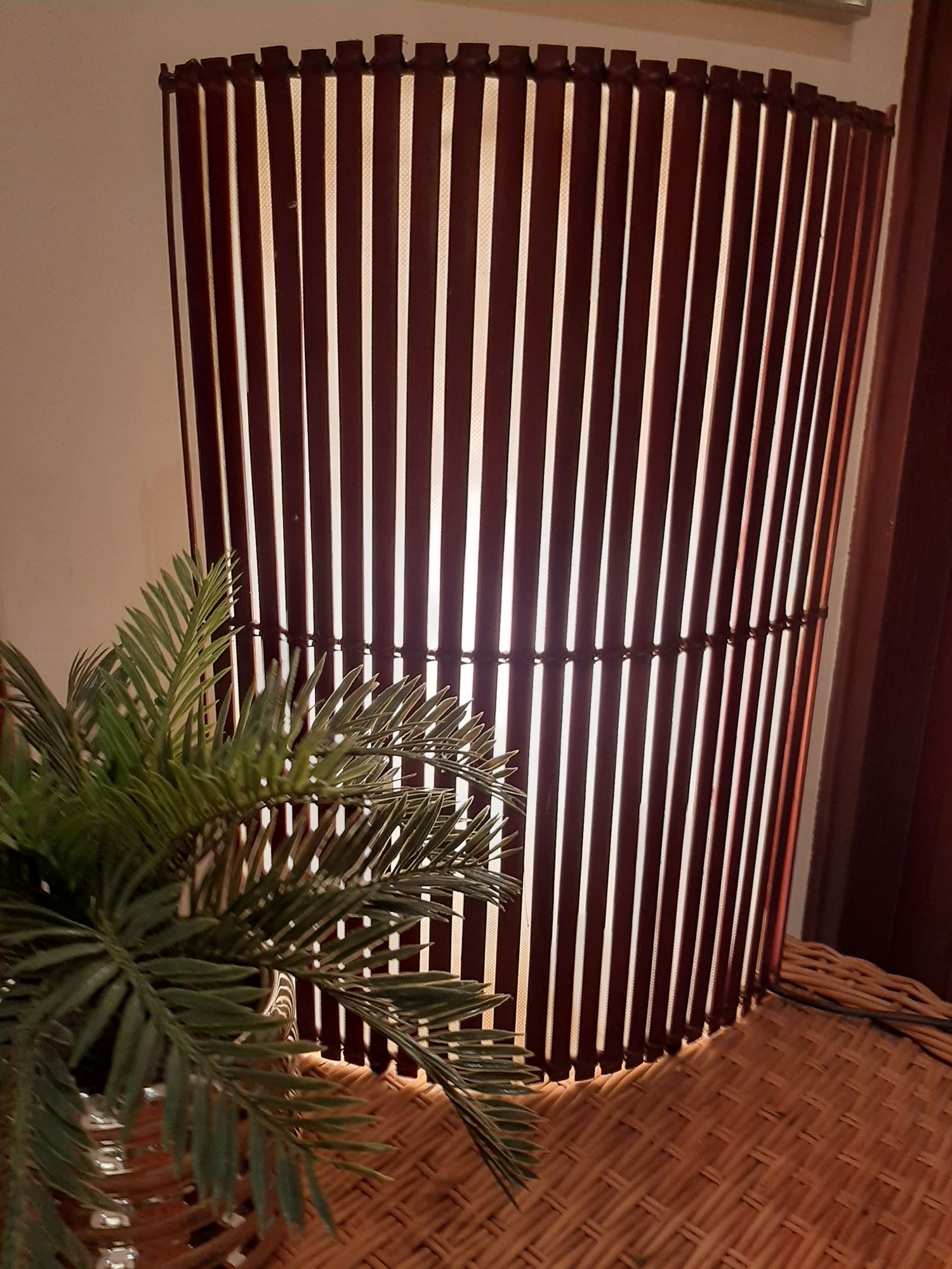 Lampa bambusowa stołowa w kolorze mahoń