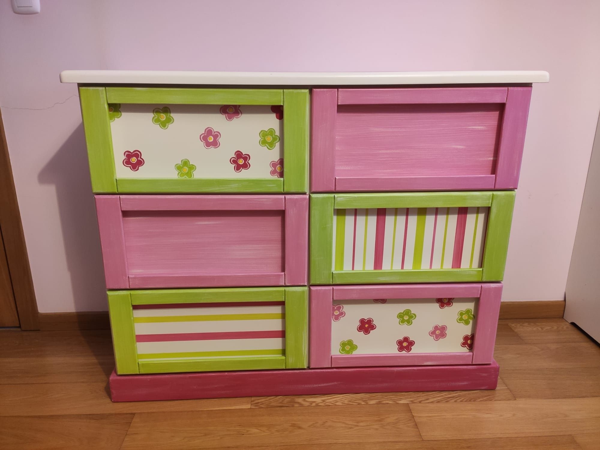 Conjunto mobília cómoda e mesa de cabeceira