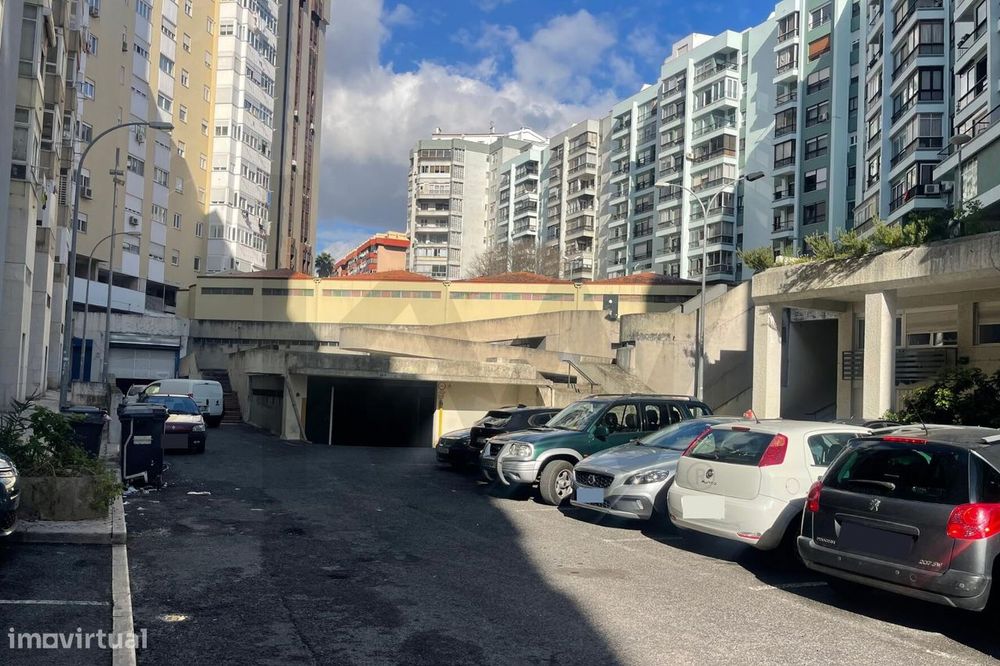 Lugar de garagem junto à Avenida Bombeiros Voluntários de Algés