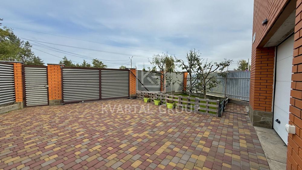 Будинок з новим ремонтом у центрі Гостомеля — укомплектований