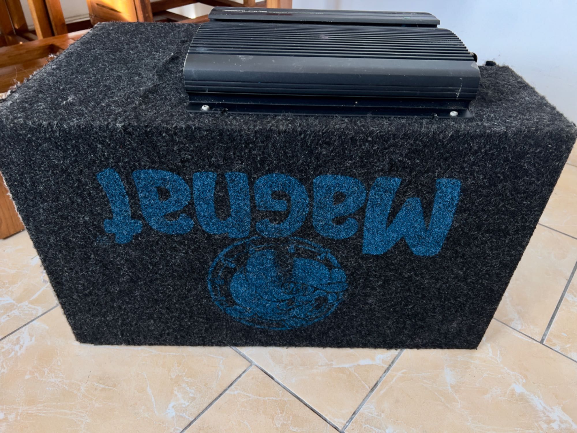 Subwoofer Magnat + Amplificador Alpine