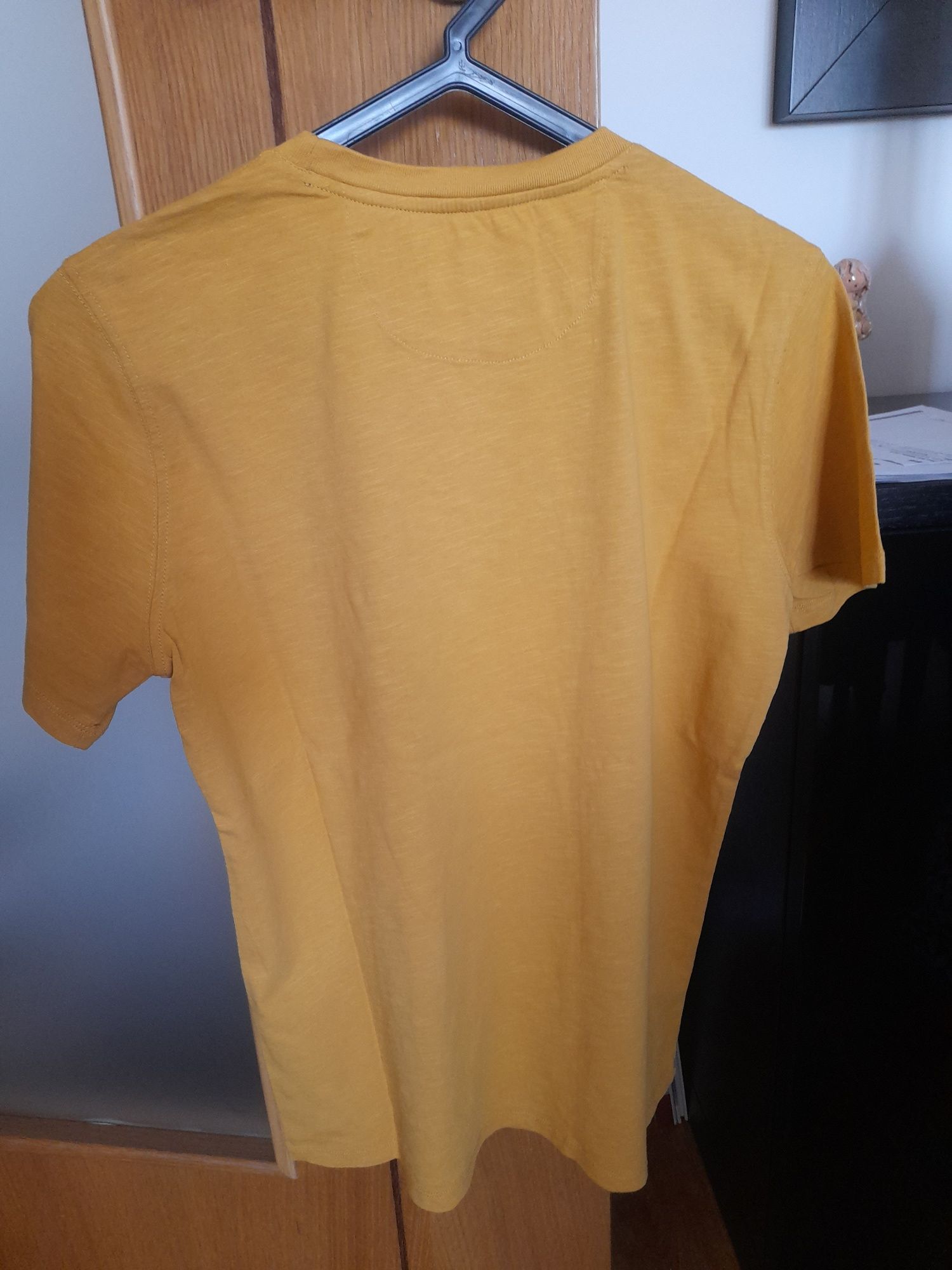 T-shirt 11/12 anos, praticamente nova, da Massimo Dutti