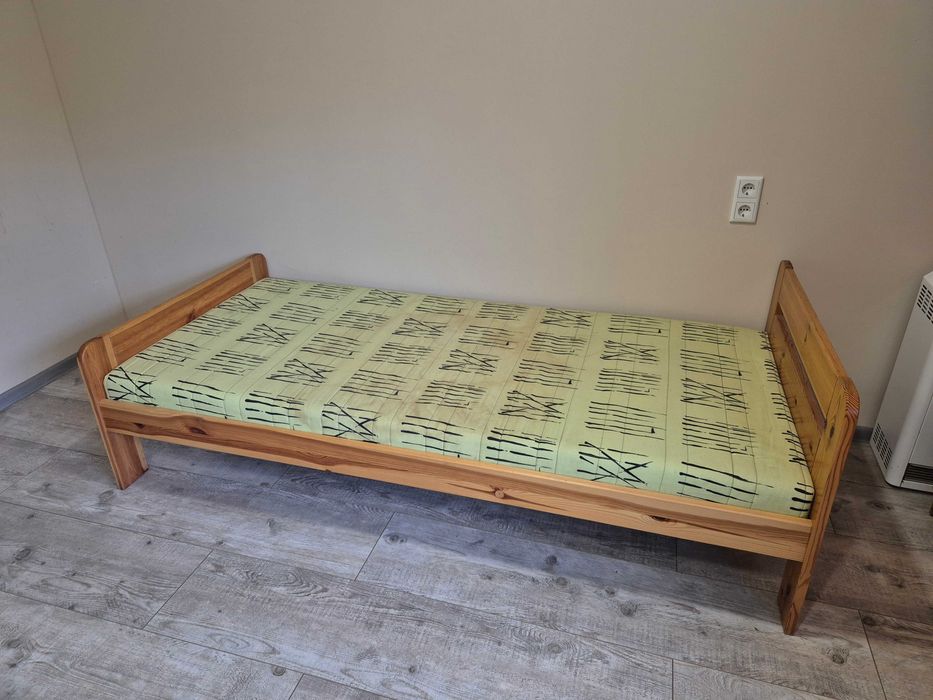 Łóżko  z materacem  sosnowe