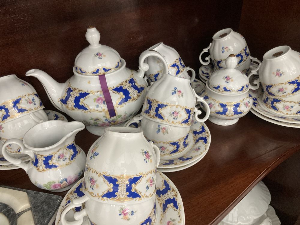 Serviço de porcelana azul e dourada