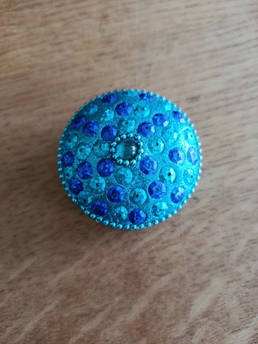 Маленька кругла скринька.