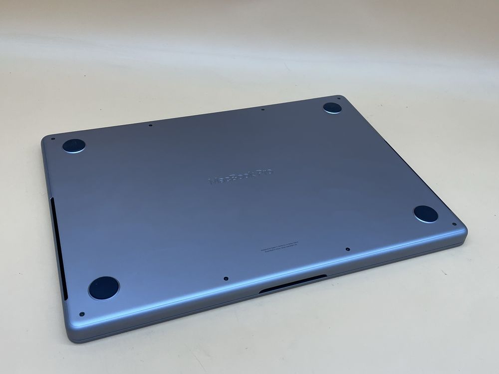 Macbook pro 2023 14 m3 512 gb ідеал як новий батарея всього 32 цикли