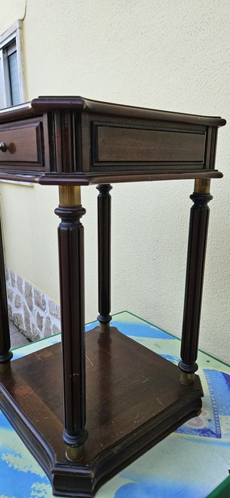 Mesa de cabeceira antiga