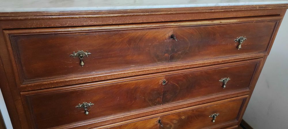 Cômoda Antiga com Tampo de Mármore